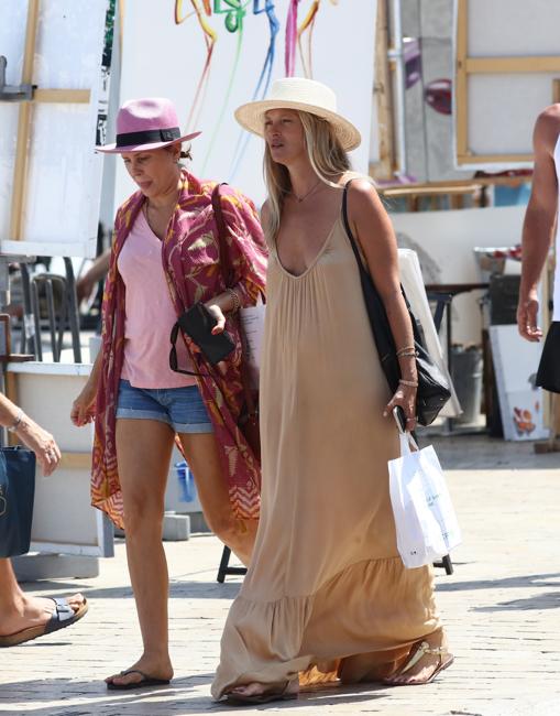 La actriz Sadie Frost y Kate Moss paseando por las calles de Saint Tropez