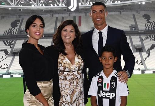 Cristiano Ronaldo junto con parte de su familia y su novia, la modelo Georgina RodrÃguez