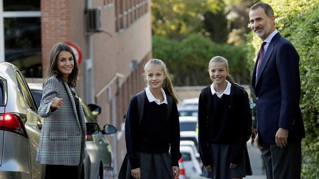 Los Reyes acompañaron a sus hijas, Leonor y Sofía, a su primer día de clase en el Colegio #Santa María de los Rosales (Aravaca. Madrid)