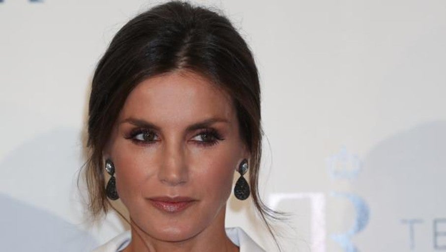 «Oversize» y blanco: así es el vestido con el que la Reina Letizia ha brillado en el Teatro Real