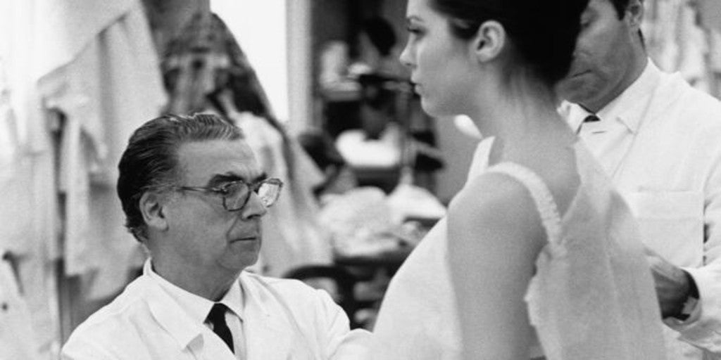 Balenciaga vuelve a la alta costura después de 52 años
