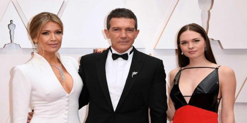 Stella del Carmen deslumbra en su debut en los Oscar con un «look» rompedor en rojo y negro