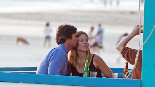 Curi Gallardo y María Zaplana posan para una amiga en un chiringuito