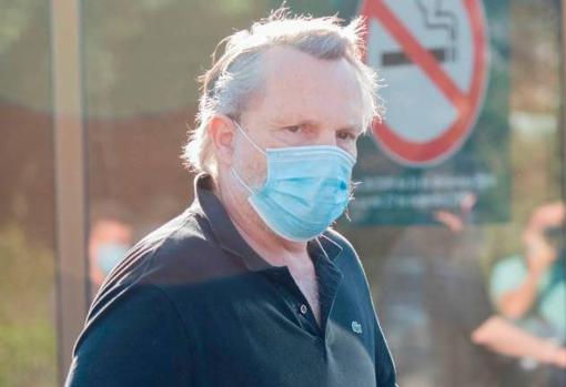Miguel Bosé, con mascarilla, comprando flores en un vivero el mes pasado