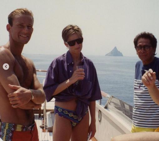 Diana de Gales junto al diseñador Valentino y el Príncipe de Burlgaria