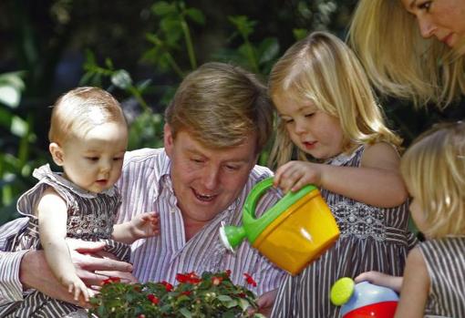King William with his wife and daughters in December 2007