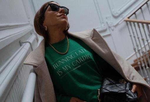 Sudadera y abrigo, la fórmula combinada que arrasa este invierno