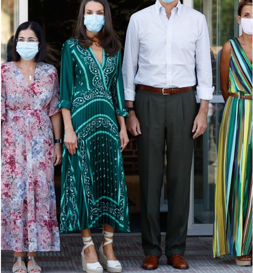 La reina Letizia repite vestido verde con estampado 'paisley'