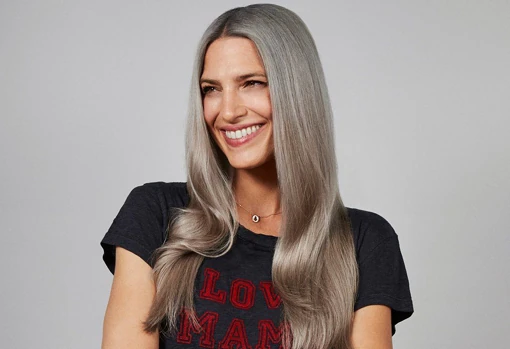 Models Laura Sánchez with gray hair.