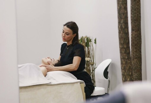 Yvette Pons is the creator of the Sulyfth® manual massage, perfect for taking care of facial skin without going through the operating room.