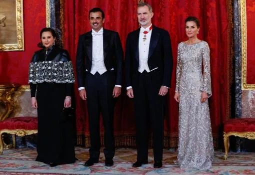 Sus Majestades junto al emir de Catar y su esposa