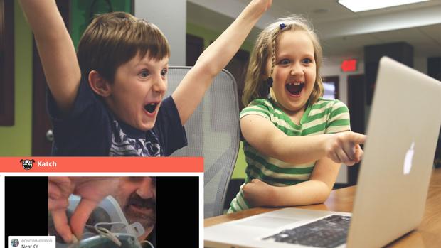 Dos niños siguen en Periscope una retransmisión en directo