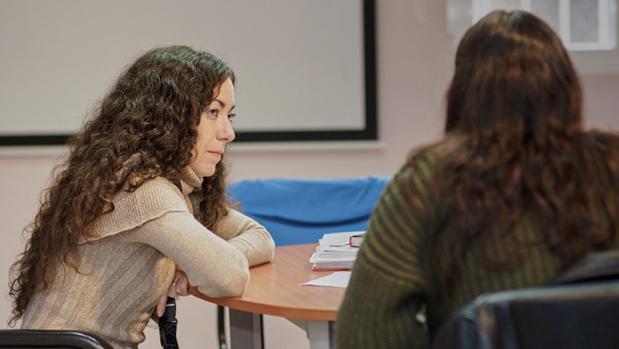 Irene Gallego, del proyecto Conviviendo, durante un diálogo con una adolescente