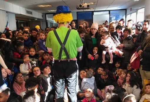 Ninos De Familias Sin Recursos Reciben Los Regalos De Los Reyes Magos Por Adelantado