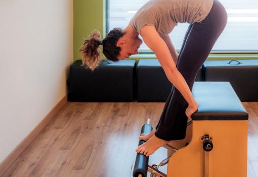 Ejercicios de pilates en silla.