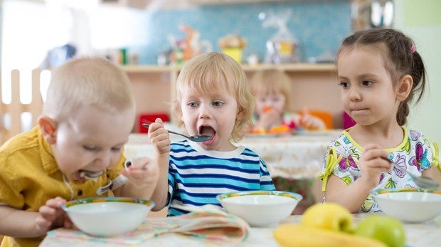 Unos niños, en el comedor del colegio