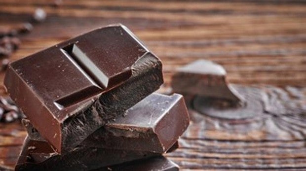 El chocolate estimula la liberación de serotonina, también conocida como hormona de la felicidad
