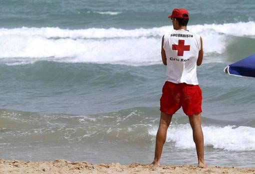 Un socorrista vigila el mar durante su servicio