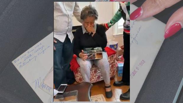 Las lágrimas de una abuela al recibir el regalo de Navidad de su familia: las viejas cartas de amor de su marido fallecido