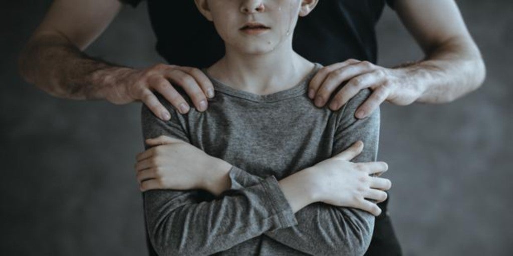 lo abusó sexualmente cuando era niño