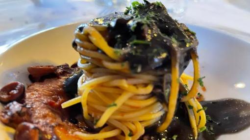 Linguine al polpo con calamaro nero vero de La Piperna