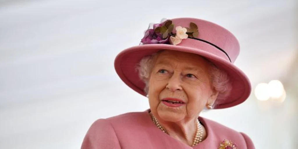 Why has Queen Elizabeth hired a spy for Buckingham?