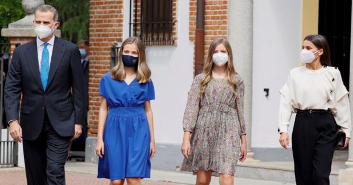 La princesa Leonor recibe su confirmación con un vestido azul klein y  salones de Letizia