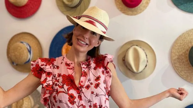 Alexia Álvarez de Toledo posando junto a sus sombreros