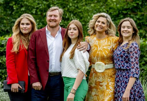 The Kings of Holland with their daughters