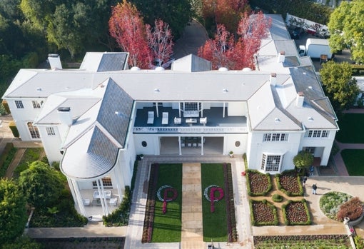 Si algún invitado se pasa, tiene habitaciones de sobra para quedarse a dormir