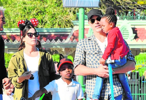 Bullock con sus hijos y el fotógrafo Bryan Randall