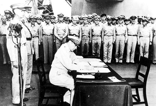 MacArthur Signe la cession du Japon à bord du Missouri, Percival à gauche