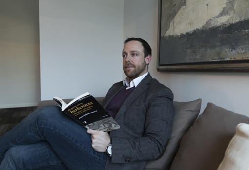 Juan Laborda Barceló, posa junto a su nuevo libro