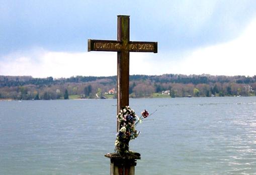 Memorial en el lago donde murió el Rey