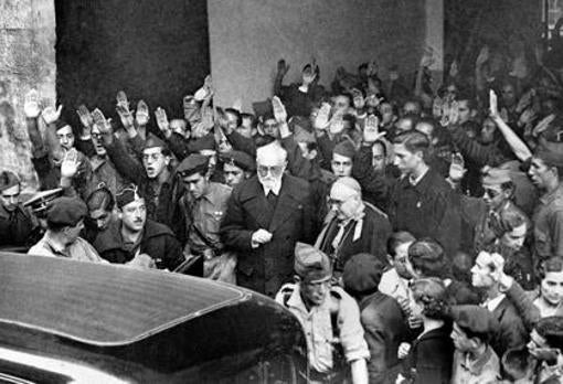 Rodeado de camisas azules que lo increpan, Unamuno abandona en 1936 el paraninfo de la Universidad
