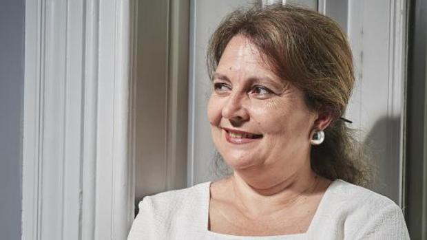 María Elvira Roca Barea posa en la sede de la editorial Siruela