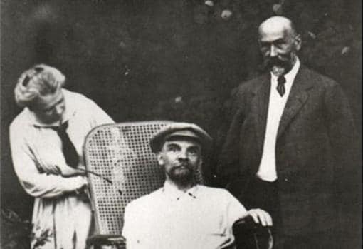 Lenin durante su enfermedad, junto a uno de sus médicos y su hermana María Uliánova, en el verano de 1923