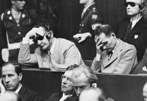 Rudolf Hess, a la derecha, durante el juicio de Núremberg, en 1945