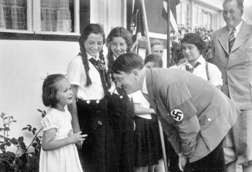 Hitler, junto a la pequeña Rosa en la residencia alpina