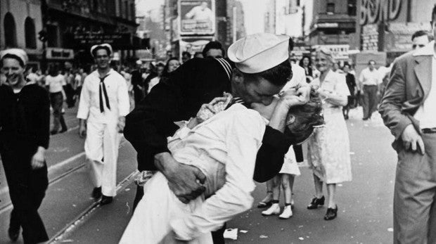 Resultado de imagen para beso del final de la segunda guerra mundial