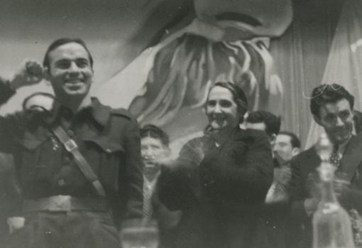 La Pasionaria aplaudiendo a un camarada durante el acto celebrado en el Monumental Cinema en 1937