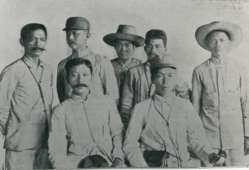 Héroes filipinos de la independencia. Sentados, Pedro Paterno (Izq.) y Emilio Aguinaldo.