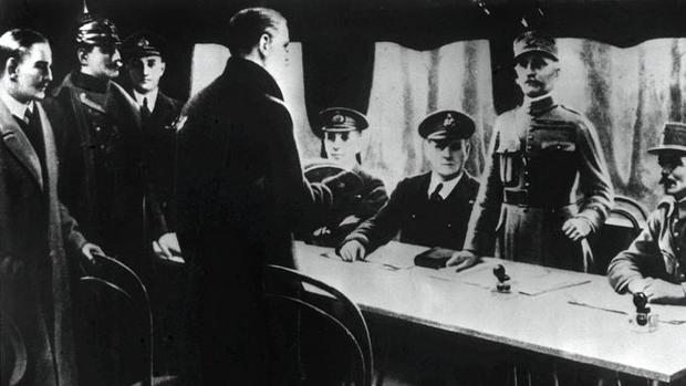 La delegación francesa y alemana, en el vagón donde se firmó la paz en la Primera Guerra Mundial antes del Tratado de Versalles