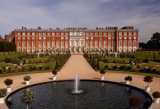 Palacio de Hapton Court de Enrique VIII, en Londres, tenía que ser evacuado en constantes ocasiones para poder limpiar los montículos acumulados de desechos humanos