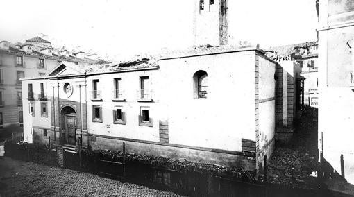 Fachada sur (calle Mayor) de la iglesia de Santa María de la Almudena en 1869, durante los trabajos de demolición.