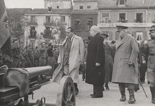Juan Negrín, Manuel Azaña, el general Miaja y El Campesino pasan revista a las tropas republicanas en noviembre de 1937
