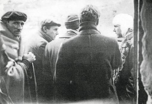 Kim Philby, a la derecha con un vendaje, tras ser herido por un obús soviético que cayó a un metro del vehículo en el que se había refugiado del frío junto a otros tres periodistas