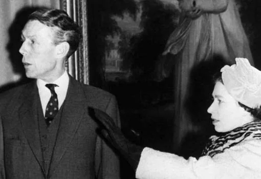 La Reina Isabel II, con Anthony Blunt, en Palacio de Buckingham