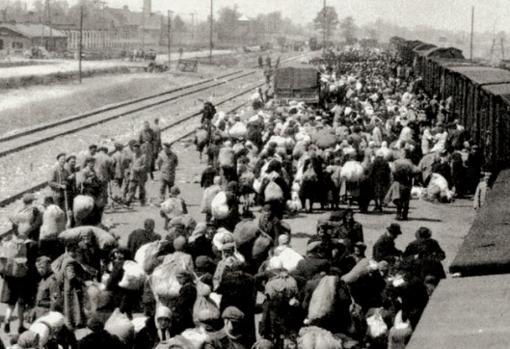 Judíos en la rampa de descarga del campo de concentración