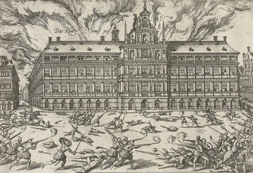 El ayuntamiento de Amberes ardiendo durante el saqueo de la ciudad